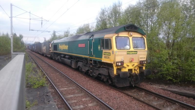 66534 Coatbridge Central: 66534 passing through Coatbridge Central with a southbound freightliner service (30.04.17). Photo of 66534 Coatbridge Central