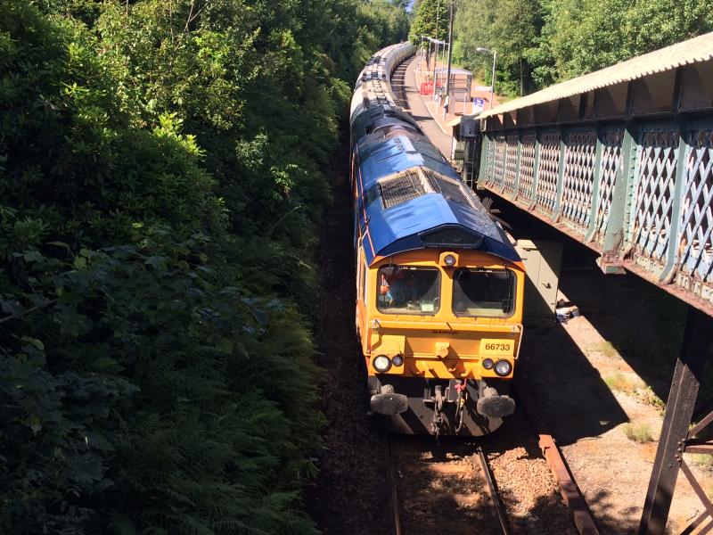 6E45 at Helensburgh 09/08/17: 66733 departing Helensburgh Upper on 9th August. Only 20 tanks in consist. Photo of 6E45 at Helensburgh 09/08/17
