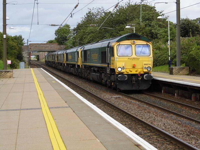 6 loco Freightliner convoy: 66507 66512 66561 66562 66614 66952 0S68 Leeds Balm Road- Millerhill 19/08/2017 Photo of 6 loco Freightliner convoy