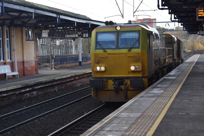 RHTT Dumbarton Central 28.11.17: RHTT DR98956 & 98906 head east through Dumbarton Central on 28.11.17 Photo of RHTT Dumbarton Central 28.11.17