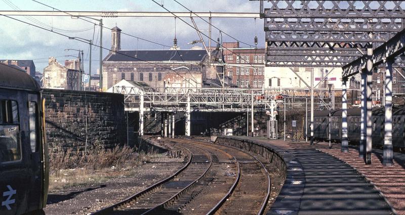 BRIDGETON CENTRAL SEMAPHORES - JAN 78.jpg: REF DISCUSSION ON OHLE ---WERE SEMAPHORE SIGNALS RETAINED AFTER ELECTRIFICATION?
INDEED THEY WERE. Photo of BRIDGETON CENTRAL SEMAPHORES - JAN 78.jpg