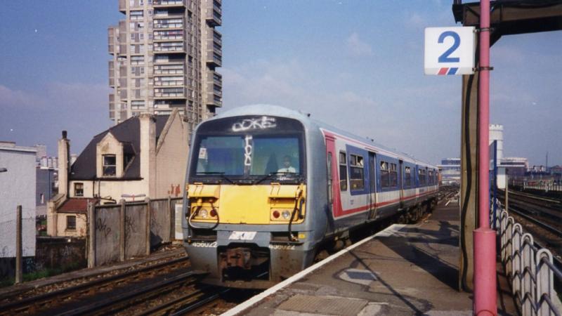 At Wandsworth Road: 465022 at Wandsworth Road in South London on a Victoria to London Bridge Circular service in March 1996. Photo of At Wandsworth Road
