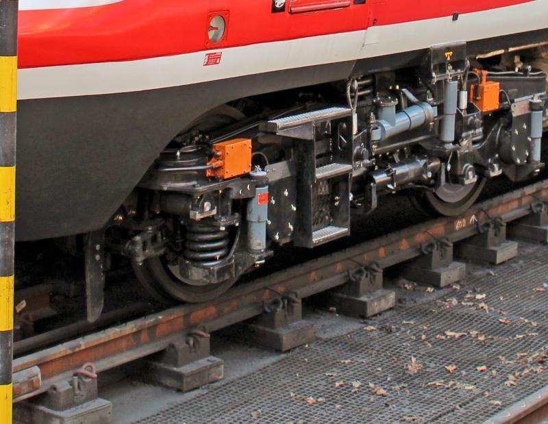 HST Life Guard: Photo from Hornby Magazine showing the life guard immediately in front of the leading wheel set on a VTEC HST. Photo of HST Life Guard
