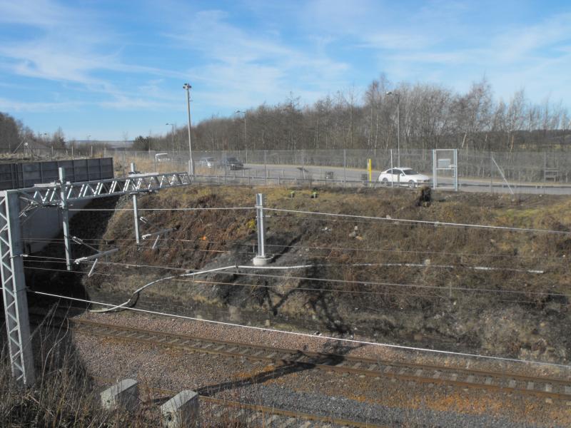 mini overhead wire support: Seems they have found a use for the small overhead wire support. Next to the Carmuirs aqueduct. To tie the tension wires onto it. Photo of mini overhead wire support