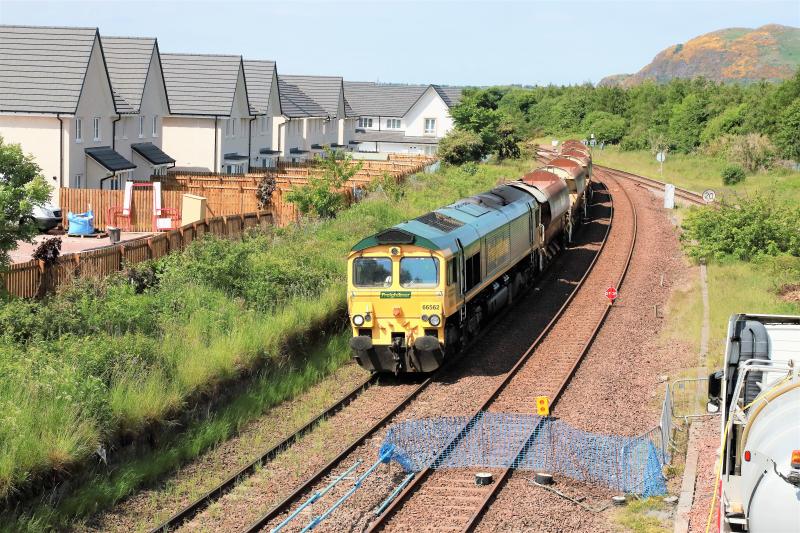 6K28: 66562 on 6K28 05.20 Montrose to Millerhill running wrong line towards Niddrie South Jct on 08/06/2018 Photo of 6K28