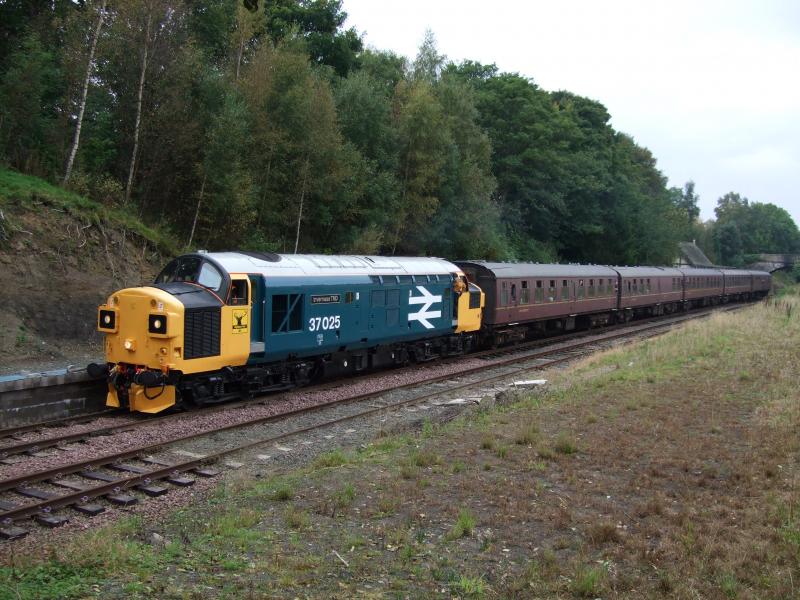 Boness 27.09.08: Class 37 Inverness TMD arriving at Birkhill Photo of Boness 27.09.08