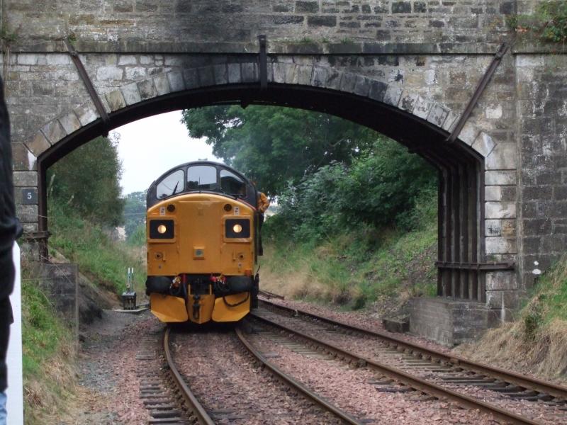 Boness 27.09.08: 37025 sneaking under the bridge at Birkhill to couple onto its rake to return to Boness. Photo of Boness 27.09.08
