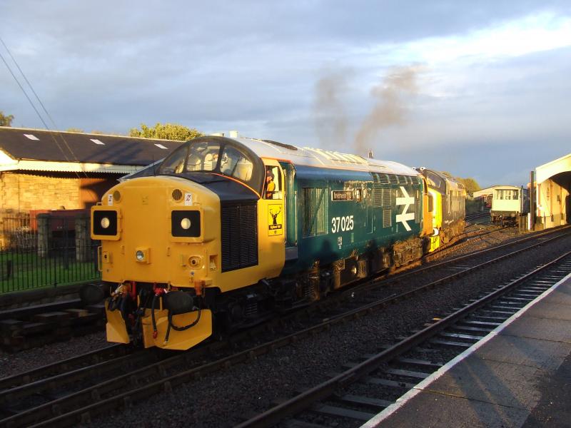 37025 and 37175 At Bo'Ness: Its always nice to see an old friend ;-) Photo of 37025 and 37175 At Bo'Ness