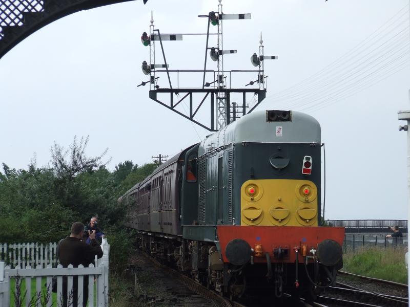 Class 20 D8020 on the rear of the train leaving Bo'Ness: Photo of Class 20 D8020 on the rear of the train leaving Bo'Ness
