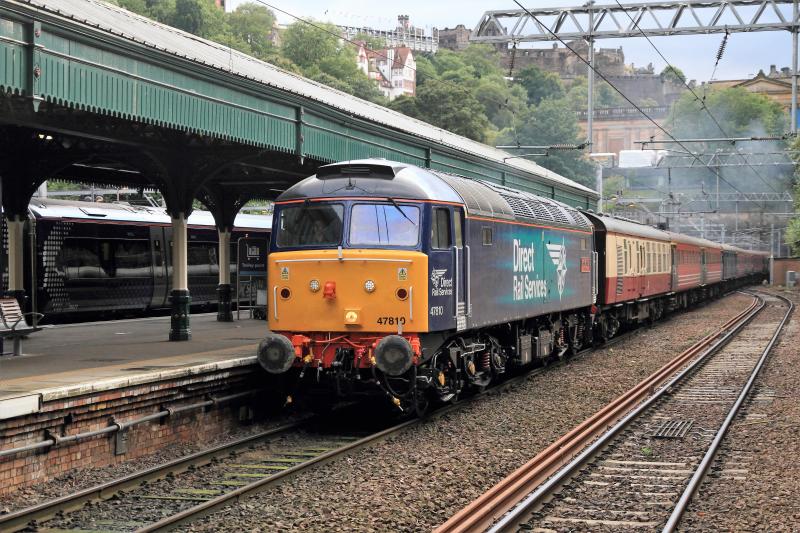47810 Then: 47810 (D1924) topn tailed with 47501 on 1Z95 17.35 Dundee to Crewe approaching Plat 19 Waverley on 22/08/2014 Photo of 47810 Then