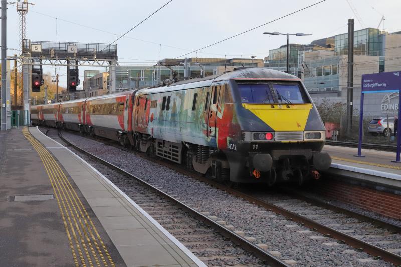 For The Fallen: 91111 on 5S08 13.39 to Craigentinny leaving platform 6 Waverley on 29/12/2019 Photo of For The Fallen