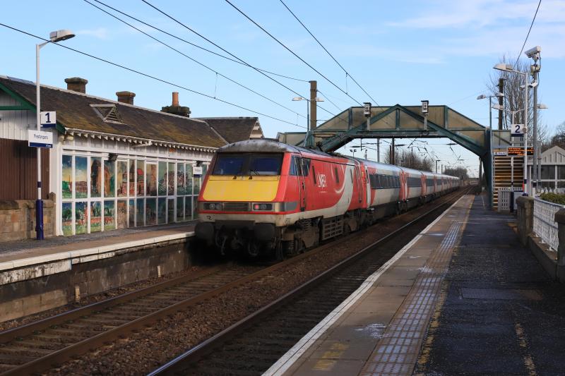 1E16: 91112 on 1E16 13.00 Edinburgh to Kings Cross passing the Murals at Prestonpans on 07/02/2020 Photo of 1E16