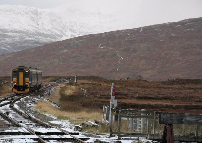 Corrour 28/10/08: First snow of winter: 12:21 Glasgow - Fort William departs from Corrour Photo of Corrour 28/10/08