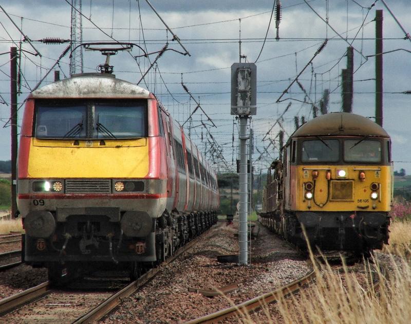 56105,91109: 56105 sits idle with 6S31 Doncaster-Millerhill whilst 91109 overtakes it on 1S07 Photo of 56105,91109