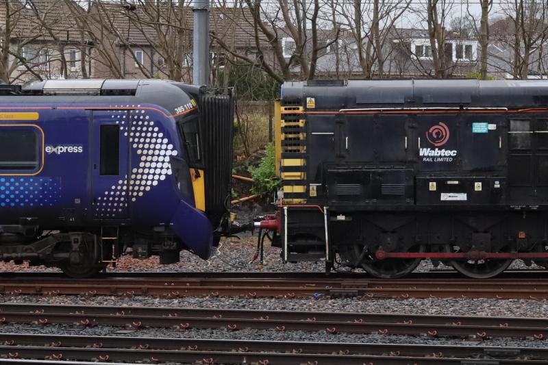 Close up of coupling: Close up of coupling and Air connection between 08596 & 385110 at Craigentinny Photo of Close up of coupling
