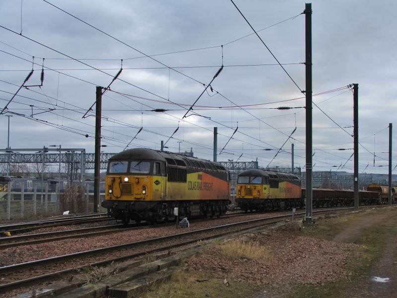 56302 & 56078: 56302 heads to Grangemouth leaving behind 56078 Photo of 56302 & 56078