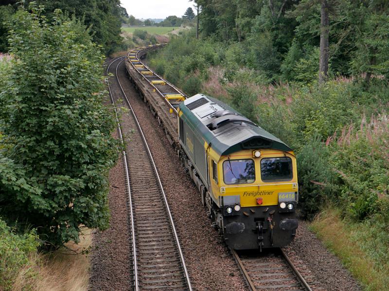 Dalgety 66416: Freightliner 66416 nears Dalgety Bay with an Inverurie North Junction - Millerhill engineers working on 29 August 2021. Photo of Dalgety 66416