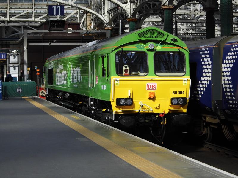 66004 15/09/21 Glasgow Central: 66004 on public display at Glasgow Central platform 11 on 15/09/21. This locomotive is powered by hydrotreated vegetable oil fuel and is repainted in a green climate hero livery. Photo of 66004 15/09/21 Glasgow Central