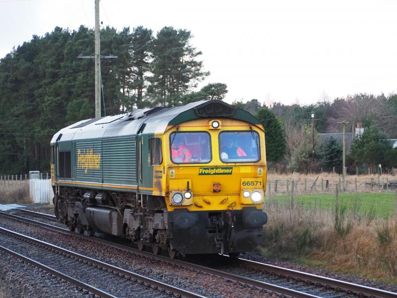 66571 to Dundee: 66571 passes Sweetholm LC on a Mossend to Dundee route refresher run 26 Jan 2022 Photo of 66571 to Dundee