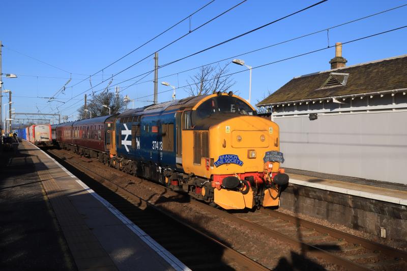 1Z68: 37403 topn tail with 37516 on 1Z68 08.11 Edinburghto South Dock Port of Sunderland passing through Prestonpans only just after 4S99 which was 15 minutes early on 08/04/2022. Lampost shadows ruining previous photo Photo of 1Z68