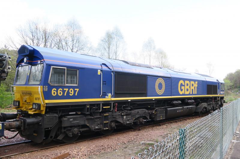 66797 stabled T&T on 3Q00 in Dunkeld: Photo of 66797 stabled T&T on 3Q00 in Dunkeld
