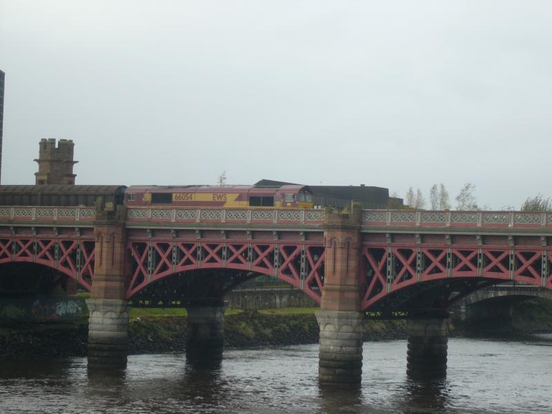 66054 On The City Union: 66054 crossing the clyde with the 6D31 11:57 Deanside-Mossend 12:40 13-11-06. Photo of 66054 On The City Union