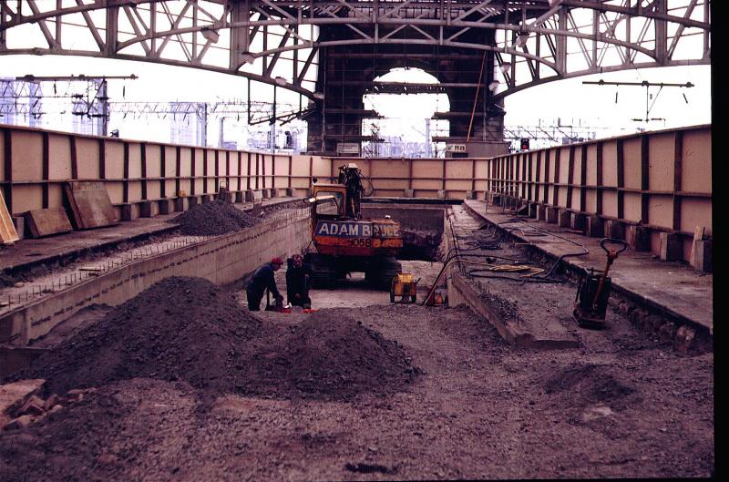 Glw cent Plat 10/11 ramp: Construction of the down ramp from the Platform 10/11 car park at Glasgow central, April 1985. Soon to be glossed over with the new Glasgow airport platfom. Photo of Glw cent Plat 10/11 ramp