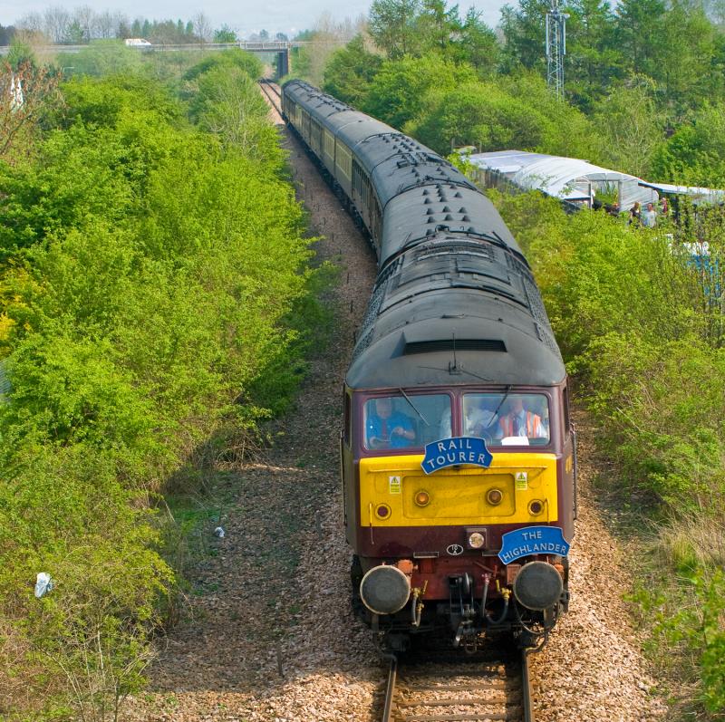 47804: 47804 heads THE HIGHLANDER at Bridge of Earn 25/04/09 Photo of 47804