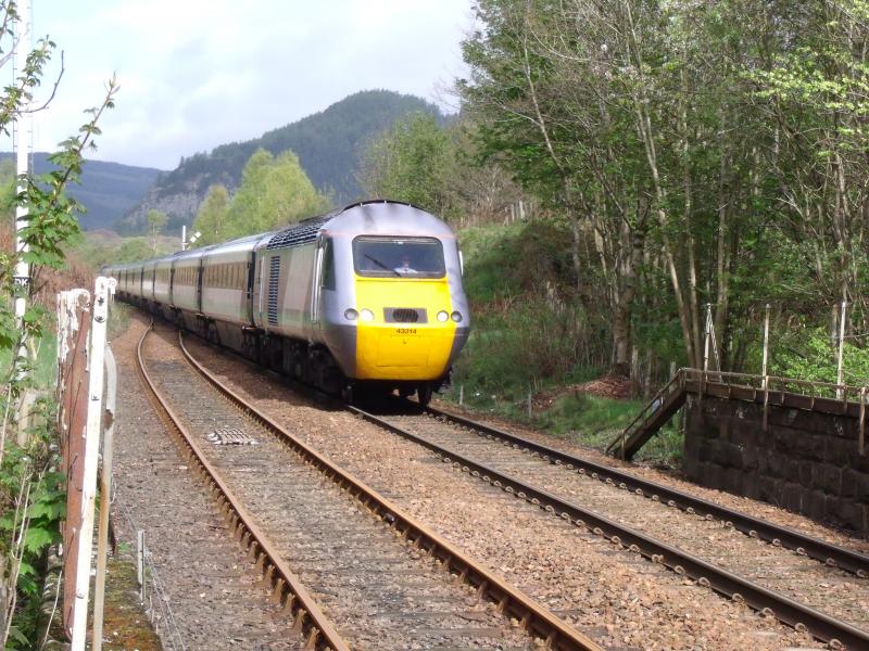 HST125 1E12 Highland Chieftian: 43314/43306 Full NXEC livery at Dunkeld&Birnam on 2/5/09 Photo of HST125 1E12 Highland Chieftian