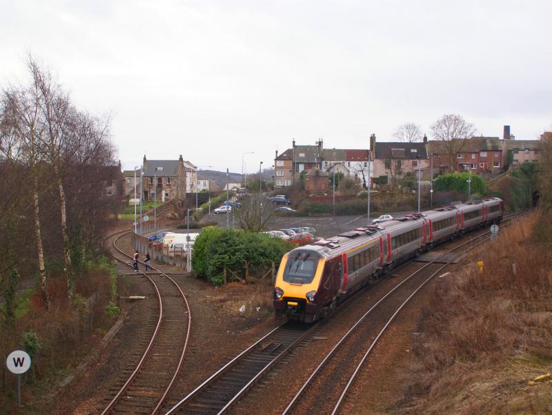 220/221 CC VOYAGER - Inverkeithing: Not exactly an HST but near as damn it. On the Upline & having been halted at Inverkeithing and just about to enter the tunnel , on the left is a goods line. Photo of 220/221 CC VOYAGER - Inverkeithing