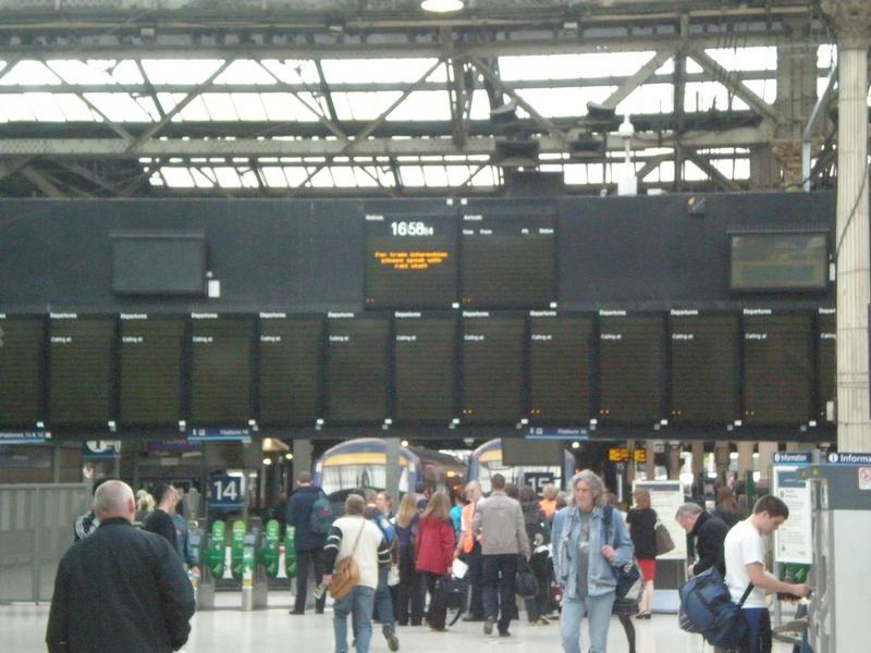 Edinburgh Waverley CIS gone down: The main information screens at Waverley have clearly malfunctioned... Photo of Edinburgh Waverley CIS gone down