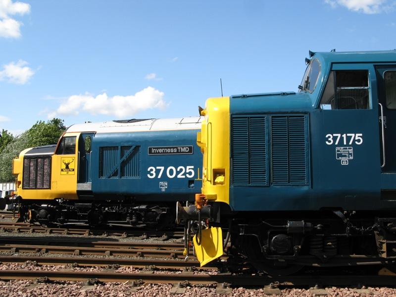 A return to the 80s: Bo'ness based 37175 & 37025 line up in typical 1980s style on 20th May 2009 Photo of A return to the 80s