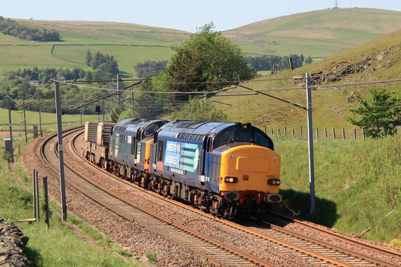 37610 + 37605 on 6M22: 37610 + 37605 on 6M22 12.14 Hunterston to Carlisle between Abington & Crawford. Photo of 37610 + 37605 on 6M22