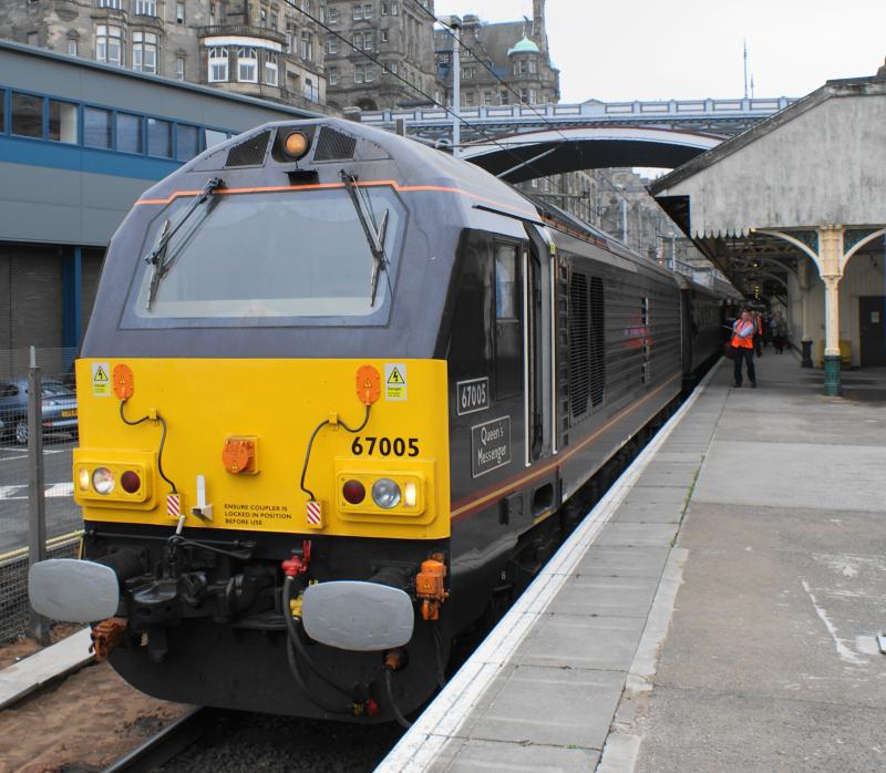 67005 - 'Queen's Messenger': 67005 sits in Platform 8 waiting to depart Edinburgh Waverley on the Northern Belle. Photo of 67005 - 'Queen's Messenger'