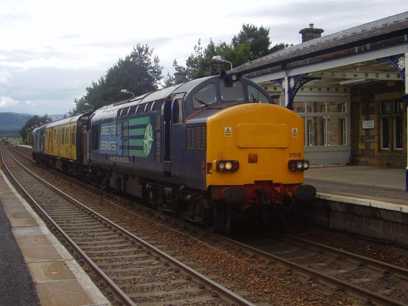 37218 t&t 37607 2Q08: 37218 t&t 37607 arriving at Kingussie 15.26 on the 2Q08 Craigentinny-Inverness 6th July 2009. Photo of 37218 t&t 37607 2Q08