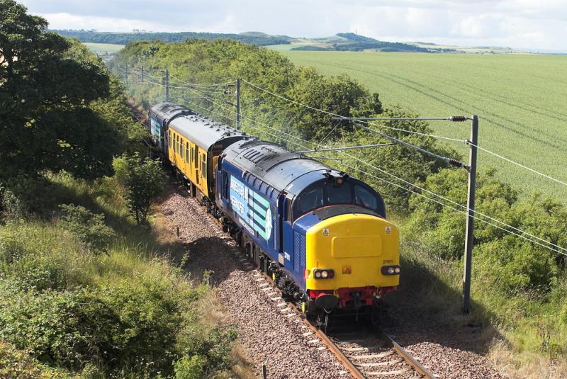 2Q08 heading to North Berwick: 37611 leads the test train past Kingston on the North Berwick Branch. 14 July 2009 Photo of 2Q08 heading to North Berwick