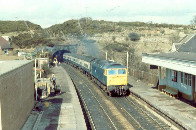 Class 47 pioneer 47402: Formerly D1501 at the head of the 1040 from Aberdeen to Waverley in April 1979 at North Queensferry. Photo of Class 47 pioneer 47402