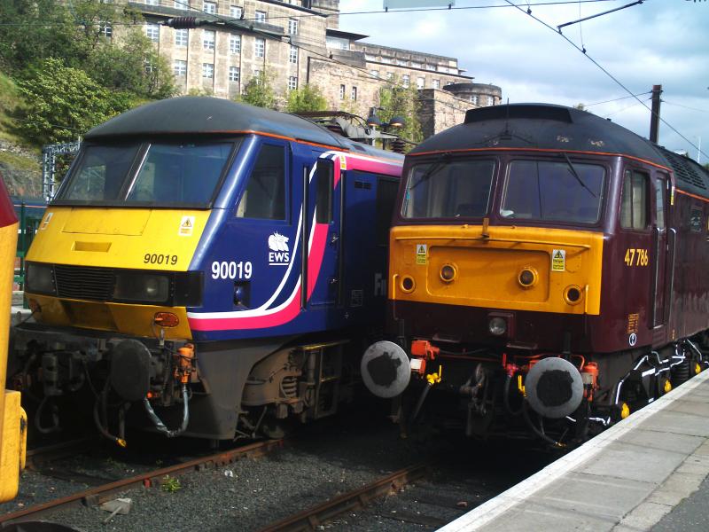 class 90 along side a class 47: i was waiting for the heart of moidlohtian steam train.i walk up to the end of platform 7 and i saw this Photo of class 90 along side a class 47
