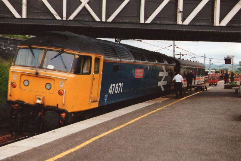 Mail by Rail: 47671 The Red Dragon at Carstairs early 90s,waits while the mail is loaded before combining with Aberdeen/Glasgow portion to travel south. Photo of Mail by Rail