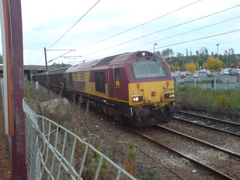 67009 sneaking past Whifflet: 67009 on the 6D31 Deanside to Mossend sneaking past Whifflet Station (09-10-09) Photo of 67009 sneaking past Whifflet