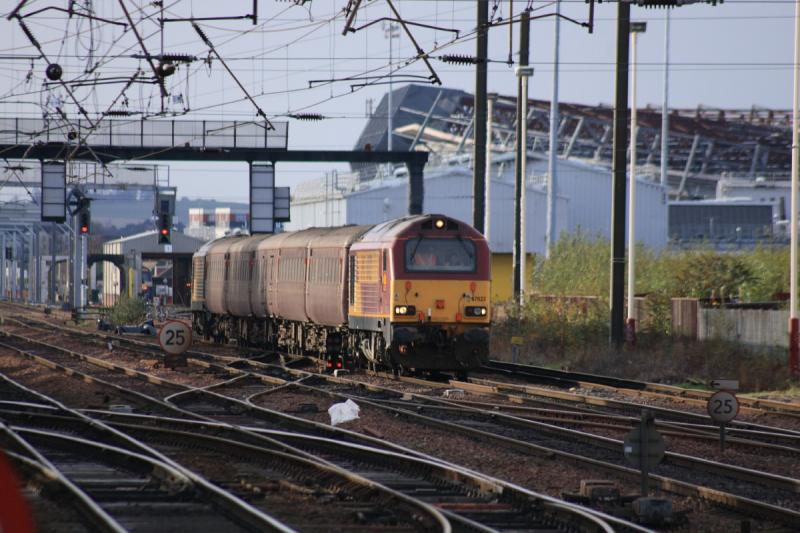 67023 on 5Z23: 67023 leads 67009 on 5Z23 11.37 Millerhill to Haymarket approaching Platform 0 Photo of 67023 on 5Z23