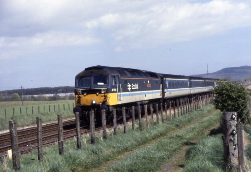 47709 Aberdeen - Edinburgh: 47709 at Bow of Fife with Aberdeen - Edinburgh Photo of 47709 Aberdeen - Edinburgh