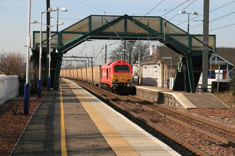 67018 on 6B45 again: 67018 on 6B45 10.25 Powderhall to Oxwellmains passes through Prestonpans.At least the sun was out. Photo of 67018 on 6B45 again