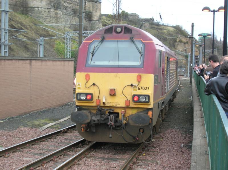 67027 @ Edinburgh Waverley: Leaving East End of Waverley towards Calton tunnel Photo of 67027 @ Edinburgh Waverley