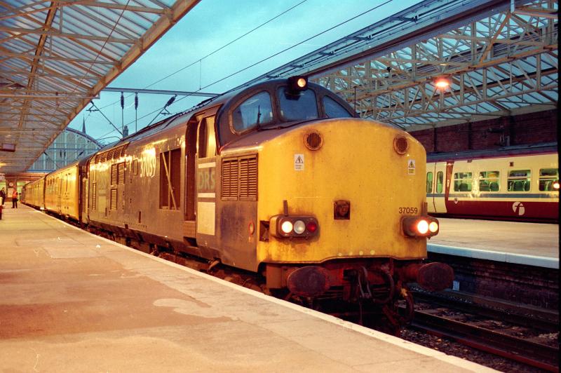4Q10: 37609 72630 999606 DB977337 37059
Helensburgh Central at 2100
4Q10 Polmadie to Polmadie via Airdrie and Helensburgh Central
Photo of 4Q10