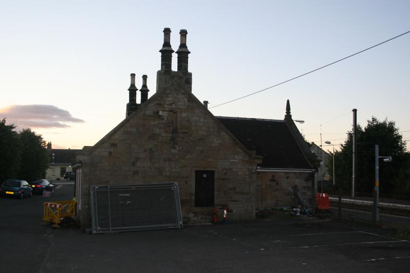 Station building Kilwinning: Old Goods agents building ?
Kilwinning plat 3.
Due for demolition sat 30/06/07 Photo of Station building Kilwinning