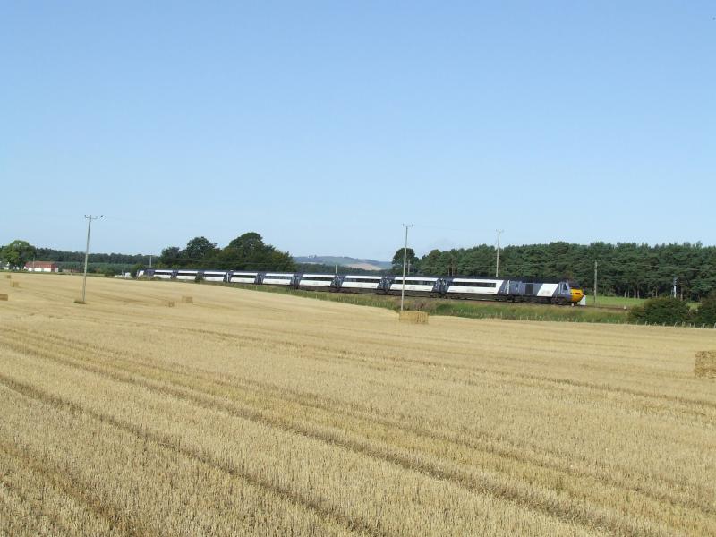 Good morning HST !: On a beautiful morning,1E10,the first HST of the day, heads south past Bow of Fife. Photo of Good morning HST !