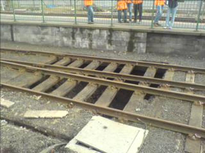 Waverley hole: A wee hole appeared below the tracks in the Motorail sidings at Waverley, 1st July 2007 Photo of Waverley hole
