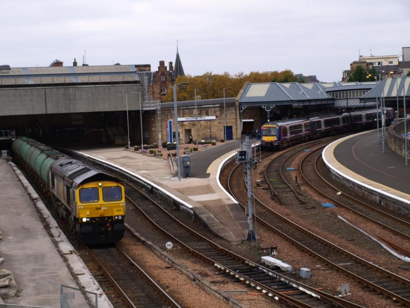 Fastline sixty six at Perth: 66434 crawls through Perth after being checked by the Aberdeen bound 170 seen in Platform 2. It is pulling the return 'Lairg Tanks'.
http://www.Brian.Forbes.Trains.fotopic.net Photo of Fastline sixty six at Perth
