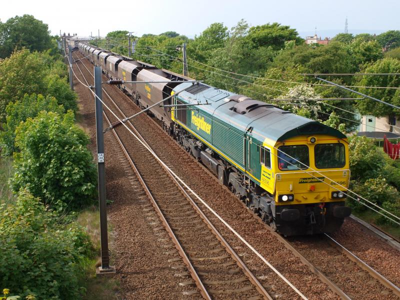 Troon - 04-06-2010 : 66596 passes Troon with empties for killoch. Photo of Troon - 04-06-2010